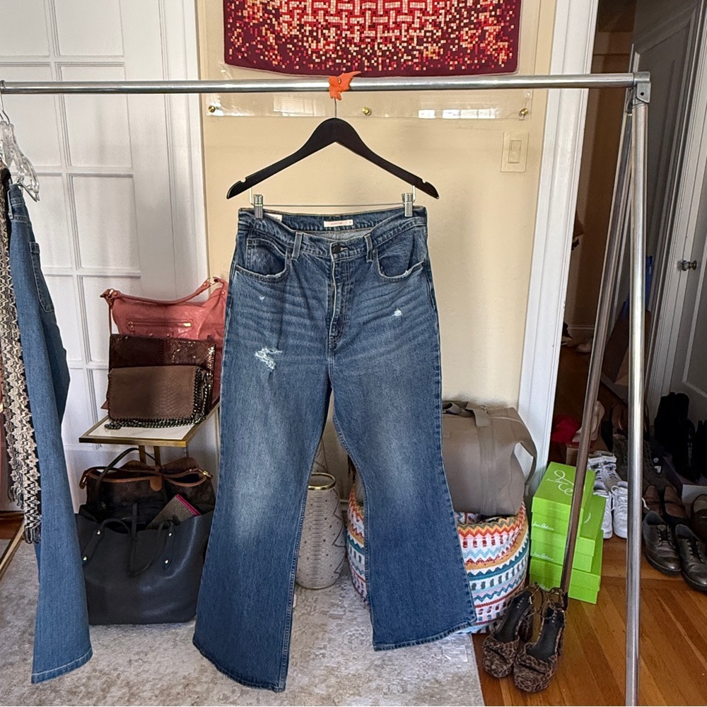 Size 31 Levi's Premium Women's Dark Wash 70s High Rise Flare Jeans - Picture 5 of 7